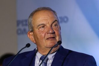 Ο Κώστας Καραμανλής μιλά σε εκδήλωση στη Θεσσαλονίκη