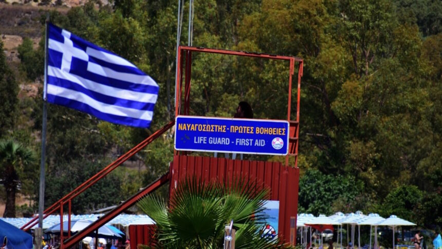 Ναυαγοσωστικός πύργος σε παραλία της Καβάλας μετά την κακοκαιρία