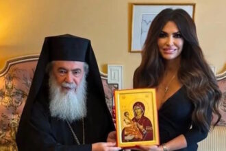 Η Κίμπερλι Γκιλφόιλ με τον Πατριάρχη Ιεροσολύμων Θεόφιλο Γ΄ στην Αθήνα