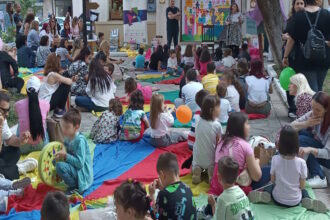 Παιδιά από τα ΚΔΑΠ και το ΚΔΑΠ ΜΕΑ του Δήμου Λαμιέων σε καλοκαιρινή μουσικοχορευτική παράσταση