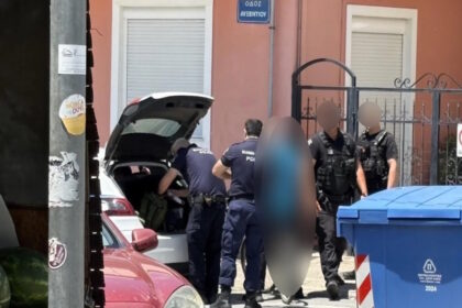 Αστυνομικοί στο κέντρο της Λάρισας μετά από περιστατικό με ολόγυμνο άνδρα