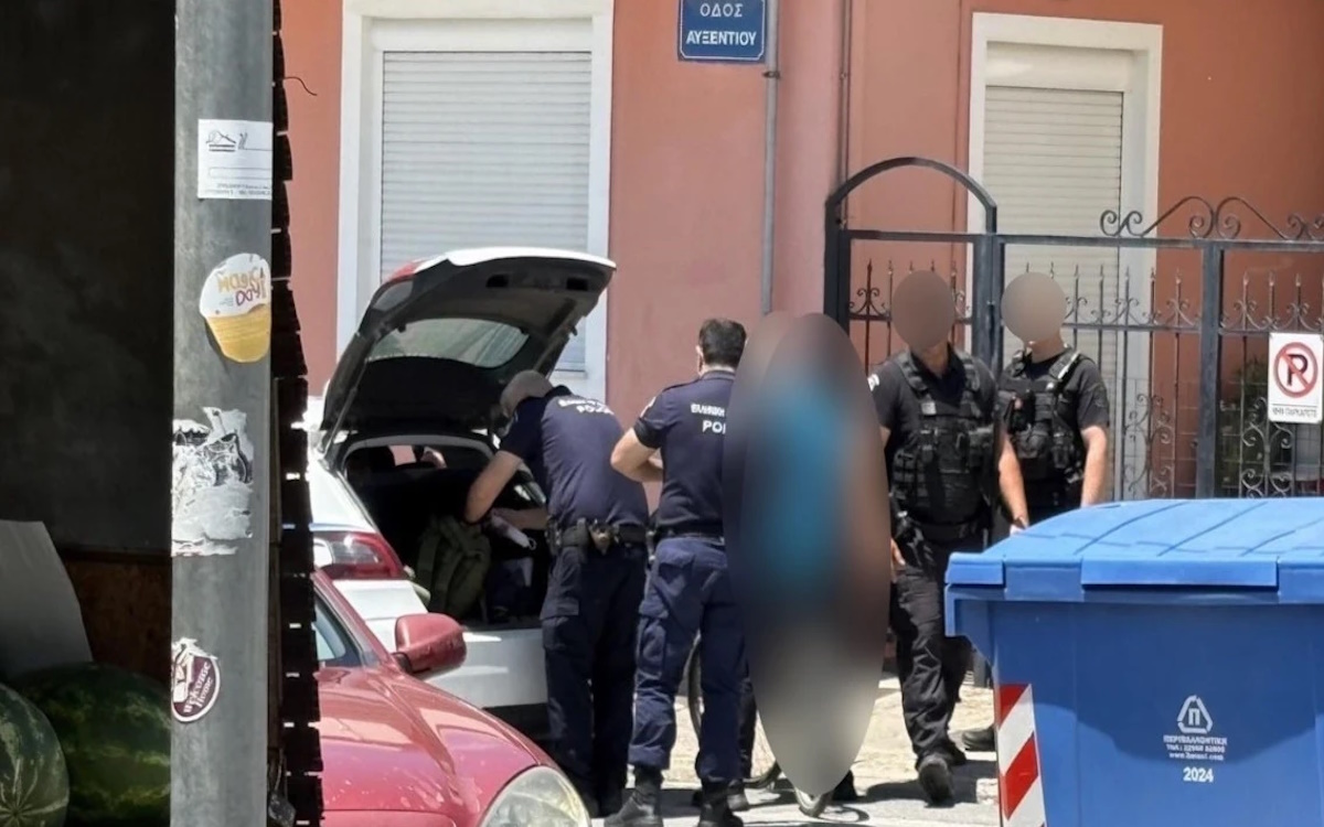 Αστυνομικοί στο κέντρο της Λάρισας μετά από περιστατικό με ολόγυμνο άνδρα