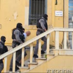 Ο κατηγορούμενος οδηγείται στα δικαστήρια Χανίων υπό δρακόντεια μέτρα ασφαλείας