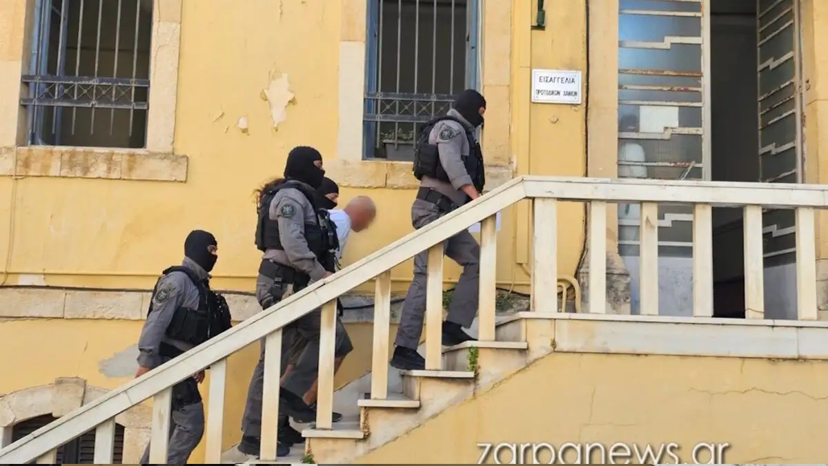 Ο κατηγορούμενος οδηγείται στα δικαστήρια Χανίων υπό δρακόντεια μέτρα ασφαλείας