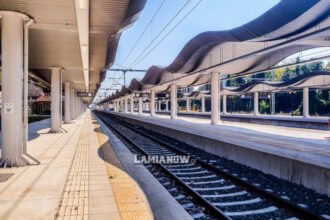 Τρένο της Hellenic Train με αναφορά στα δρομολόγια Αθήνα - Θεσσαλονίκη