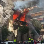 Πυροσβεστικά οχήματα και δυνάμεις της αστυνομίας έξω από διώροφο κτίριο στην Καλλιθέα μετά από φωτιά