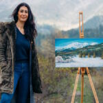 Η Natalie Micallef στο Πετρίλο των Αγράφων, με φόντο το ορεινό τοπίο