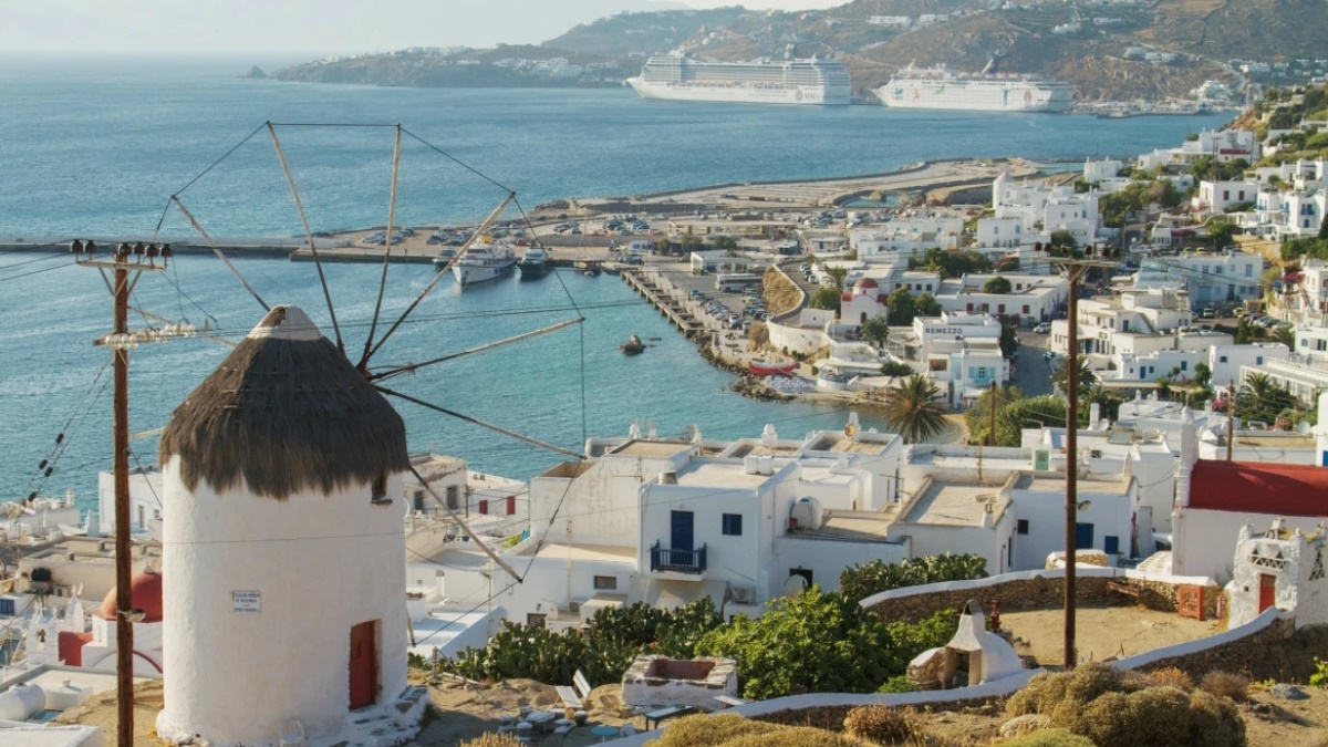 Αστυνομικοί στη Μύκονο με κατασχεμένες ποσότητες ναρκωτικών από σκούτερ