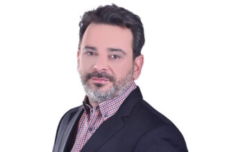 Ο Μίλτος Τσιρώνης στο Δημαρχείο Λαμίας κατά την ορκωμοσία του ως νέος δημοτικός σύμβουλος