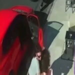 Τροχαίο ατύχημα στη Ναύπακτο με αυτοκίνητο που παρέσυρε τραπεζοκαθίσματα και οχήματα κοντά στο λιμάνι