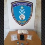 Αστυνομικός σκύλος του Λιμενικού δίπλα σε κατασχεμένα ναρκωτικά και αντικείμενα έρευνας