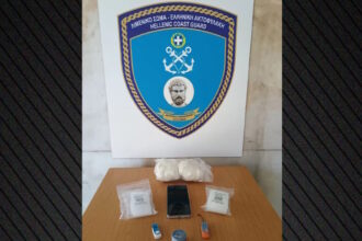 Αστυνομικός σκύλος του Λιμενικού δίπλα σε κατασχεμένα ναρκωτικά και αντικείμενα έρευνας
