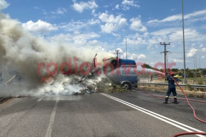 Φορτηγό που μετέφερε τριφύλλι τυλιγμένο στις φλόγες έξω από τα Βάγια στη Θηβών-Λιβαδειάς