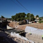 Εργοτάξιο με σκαμμένο δρόμο και εργασίες ανάπλασης σε εξέλιξη