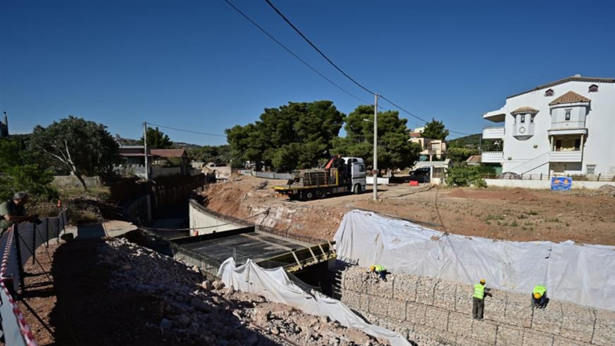 Εργοτάξιο με σκαμμένο δρόμο και εργασίες ανάπλασης σε εξέλιξη