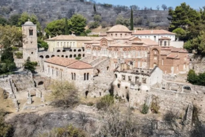 Η Ιερά Μονή Οσίου Λουκά στη Βοιωτία, μνημείο UNESCO που θα αποκατασταθεί με χρηματοδότηση 2,4 εκατ. ευρώ