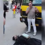 Ρασοφόρος ξαπλωμένος μπροστά σε άρμα στο Pride της Θεσσαλονίκης