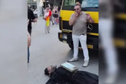 Ρασοφόρος ξαπλωμένος μπροστά σε άρμα στο Pride της Θεσσαλονίκης