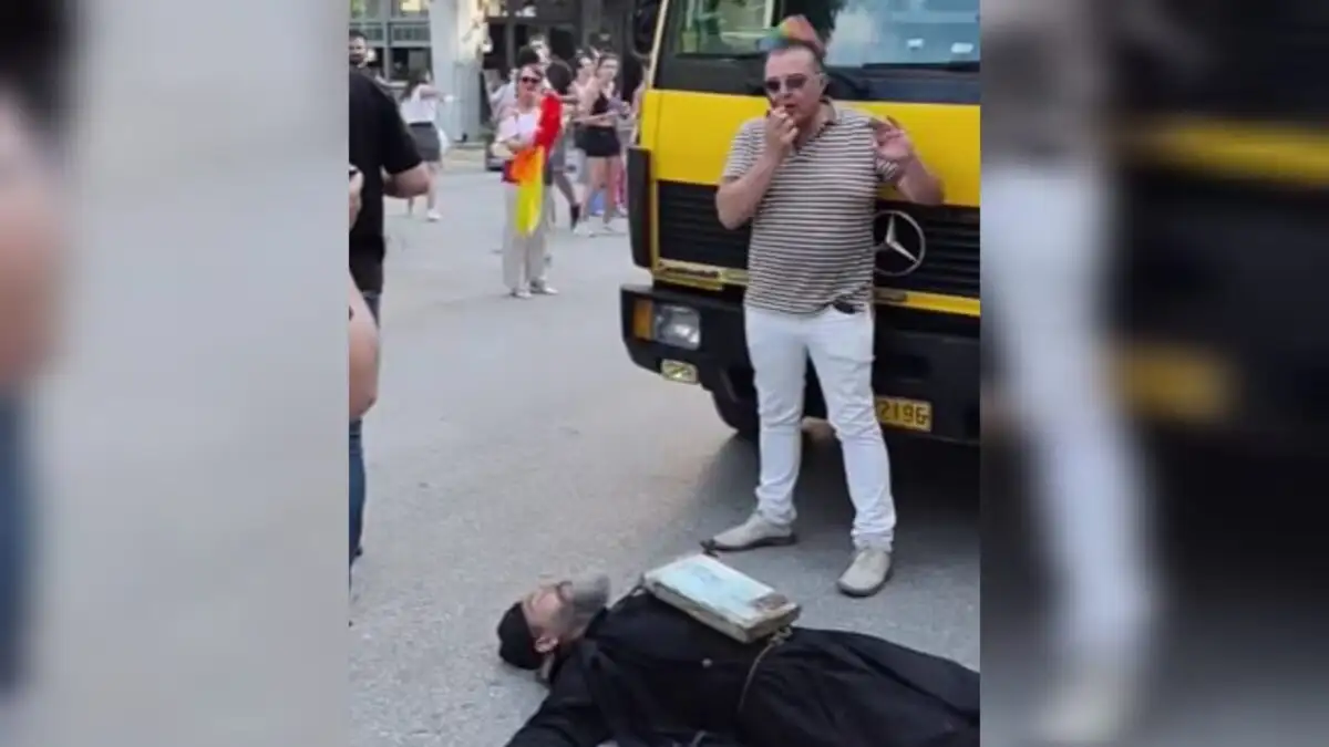 Ρασοφόρος ξαπλωμένος μπροστά σε άρμα στο Pride της Θεσσαλονίκης