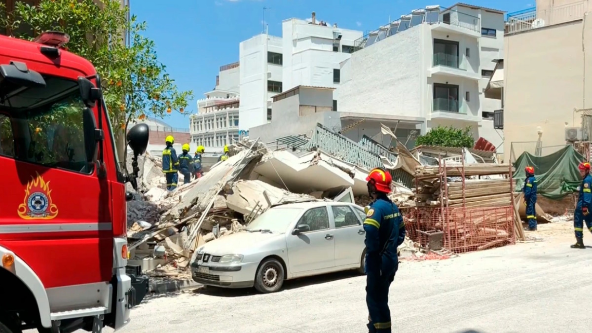 Πυροσβεστικά οχήματα και διασώστες στο σημείο της κατάρρευσης κτηρίου στα Πετράλωνα