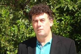 Αγροτική και κτηνοτροφική δραστηριότητα στη Φθιώτιδα με φόντο τα χωράφια της περιοχής
