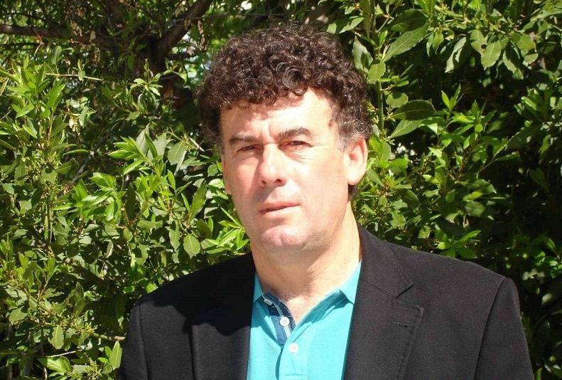 Αγροτική και κτηνοτροφική δραστηριότητα στη Φθιώτιδα με φόντο τα χωράφια της περιοχής