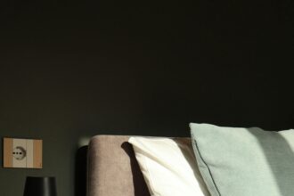 Μονό κρεβάτι σε καλαίσθητο υπνοδωμάτιο με σύγχρονη διακόσμηση