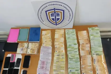 Αστυνομικοί της ΕΛΑΣ σε έρευνα σε πολεοδομικό γραφείο στην Αττική