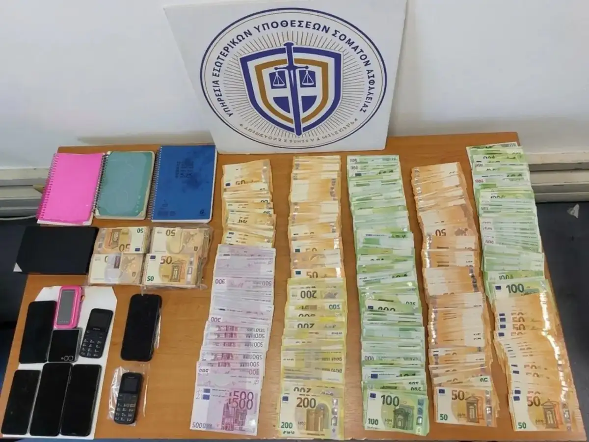 Αστυνομικοί της ΕΛΑΣ σε έρευνα σε πολεοδομικό γραφείο στην Αττική