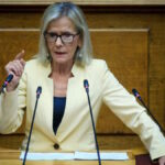 Η Γιώτα Πούλου μιλά στη Βουλή κατά τη συζήτηση για την ακρίβεια και το ιδιωτικό χρέος