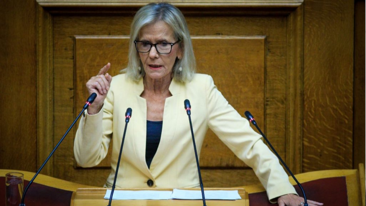 Η Γιώτα Πούλου μιλά στη Βουλή κατά τη συζήτηση για την ακρίβεια και το ιδιωτικό χρέος