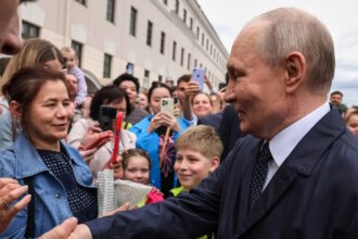 Ο Βλαντιμίρ Πούτιν κατά την επίσκεψή του στον Καθεδρικό Ναό του Ευαγγελισμού στο Καζάν