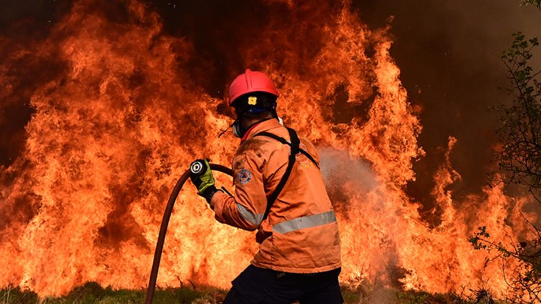 Πυροσβεστικό όχημα σε επιχείρηση για πυρκαγιά σε αγροτική περιοχή της Μαντασιάς Δομοκού