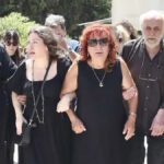 Η Μαίρη Ραζή και η κόρη της στην κηδεία του Σωτήρη Τσόγκα στο Κοιμητήριο Ζωγράφου