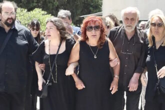 Η Μαίρη Ραζή και η κόρη της στην κηδεία του Σωτήρη Τσόγκα στο Κοιμητήριο Ζωγράφου