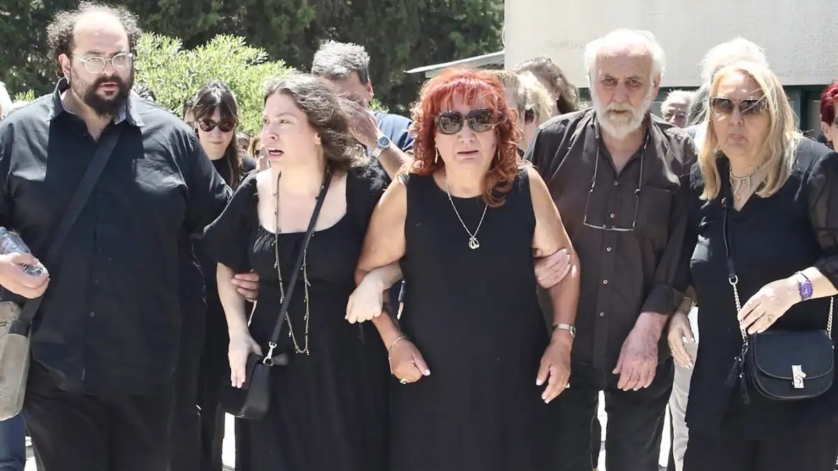 Η Μαίρη Ραζή και η κόρη της στην κηδεία του Σωτήρη Τσόγκα στο Κοιμητήριο Ζωγράφου