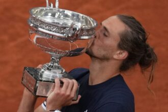 Ο Αλεξάντερ Ζβέρεφ σηκώνει το τρόπαιο του Ρολάν Γκαρός στο Παρίσι