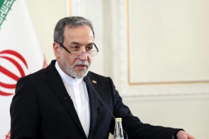 Ο Αμπάς Αραγτσί μιλά σε συνάντηση με ξένους διπλωμάτες για τις διαπραγματεύσεις ΗΠΑ-Ιράν