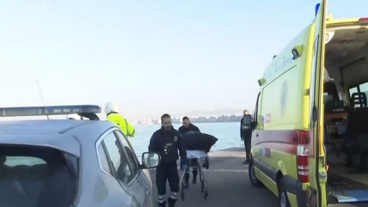 Ασθενοφόρο του ΕΚΑΒ σε ferry boat στη γραμμή Λιμένας Θάσου - Κεραμωτή