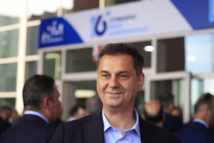 Ο Χάρης Θεοχάρης με μέλη της ελληνικής αποστολής κατά την επιστροφή από το Ιρακινό Κουρδιστάν