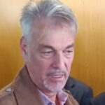 Ο Θόδωρος Καρακόττας, εργαζόμενος του Δήμου Θεσσαλονίκης, με απορριμματοφόρο της υπηρεσίας Καθαριότητας