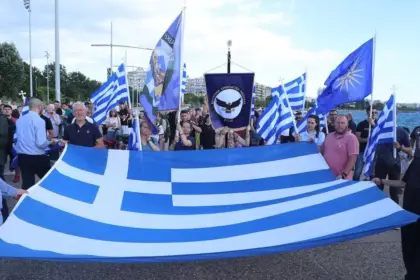 Συγκέντρωση διαμαρτυρίας στη Θεσσαλονίκη κατά του gay pride στο άγαλμα του Μεγάλου Αλεξάνδρου