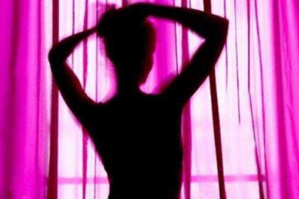 Αστυνομικοί σε έλεγχο σε οίκο ανοχής στη Θεσσαλονίκη