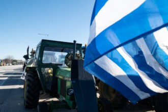 Τρακτέρ σε αγροτική κινητοποίηση σε δρόμο