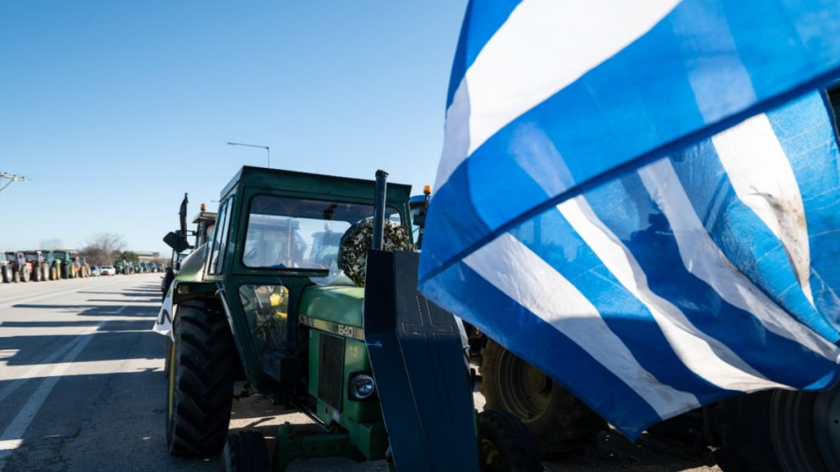 Τρακτέρ σε αγροτική κινητοποίηση σε δρόμο