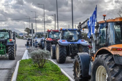 Τρακτέρ αγροτών σε αγροτικό δρόμο κατά τη διάρκεια κινητοποιήσεων