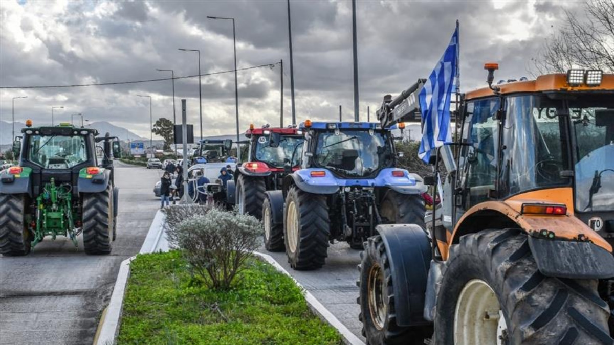 Τρακτέρ αγροτών σε αγροτικό δρόμο κατά τη διάρκεια κινητοποιήσεων