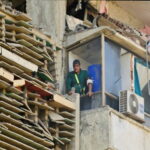 Διασώστες και κάτοικοι στα συντρίμμια κτιρίων μετά τους σεισμούς στη Βενεζουέλα