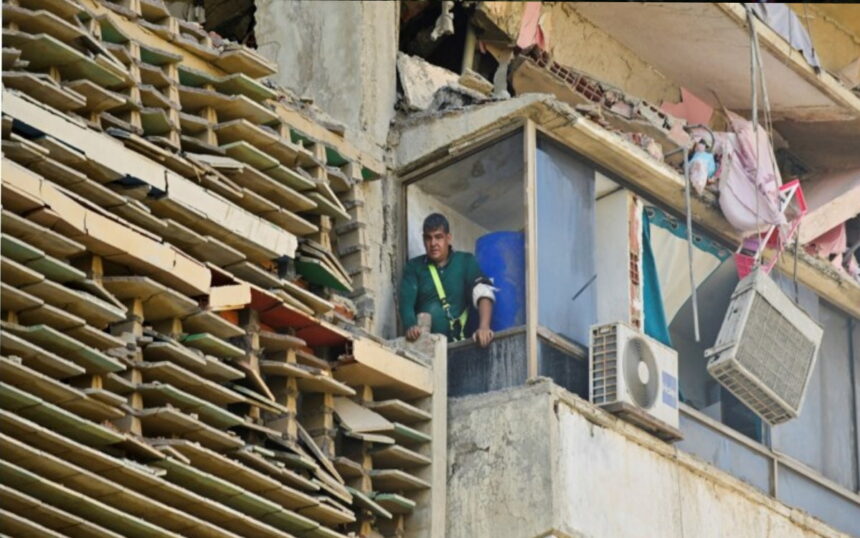 Διασώστες και κάτοικοι στα συντρίμμια κτιρίων μετά τους σεισμούς στη Βενεζουέλα