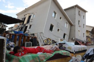 Άστεγοι μετά τους σεισμούς στη Βενεζουέλα κοιμούνται σε στρώματα σε δημόσιο χώρο